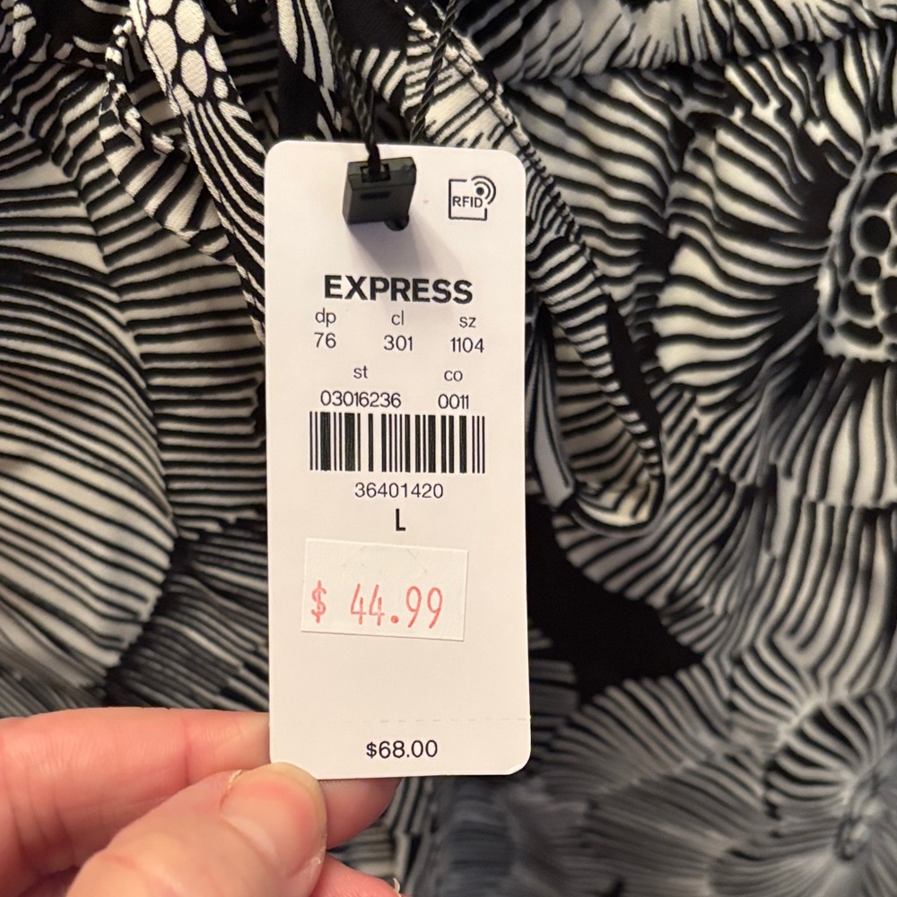 Express Black and White Floral Flowy Shorts with Pockets 🤩 - Picture 2 of 10